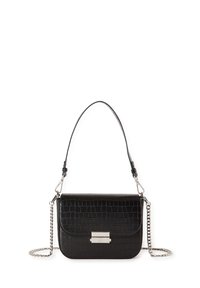 Černá kabelka z kůže s krokodýlím vzorem a stříbrným kovovým zapínáním. Obsahuje odnímatelný řetízkový popruh a horní uchopovací rukojeť. Má strukturovaný tvar.