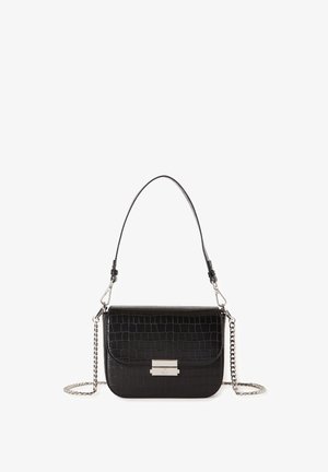 Czarna torebka skórzana ze wzorem krokodyla, z metalowym zapięciem w kolorze srebrnym. Posiada odpinany łańcuszek oraz uchwyt do noszenia. Ma wyraźny, strukturalny kształt.