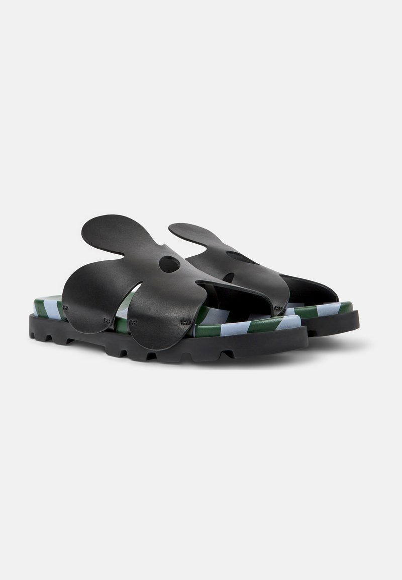 Schwarze offene Sandalen mit einem durchbrochenen floralen Design, ausgestattet mit einer strukturierten Sohle und einem gestreiften, mehrfarbigen Fußbett in Grün und Blau.