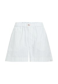 Pantalones cortos a rayas en blanco y azul claro, con una cintura elástica, cierre frontal con botón y aberturas laterales para facilitar el movimiento.