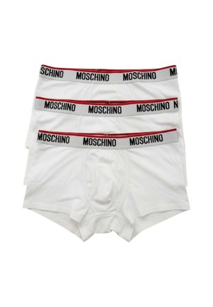 Tre boxer bianchi Moschino impilati, ognuno con un elastico bianco con scritta nera Moschino e una sottile striscia rossa sopra.