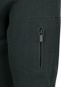 Dunkelgrünes, geripptes Strickkleidungsstück mit einer seitlichen Reißverschlusstasche; zeichnet sich durch strukturierte Textur und elegantes Design aus.