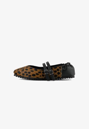Ballet flats met een bruine luipaardprint bovenkant van nepbont en zwarte leren accenten, met dubbele gespbanden en een gestructureerde zool.