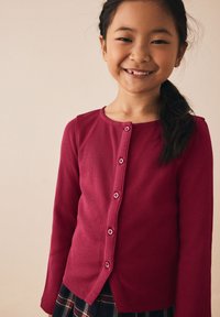 Geribbelde kastanjebruine cardigan met lange mouwen en een ronde hals, voorzien van zes bijpassende knopen aan de voorkant en een rechte zoom.