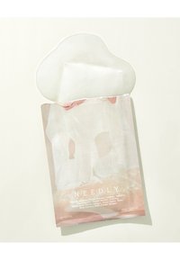 Paquet de masque en gel clair avec un design rose pâle et beige. Contient un masque blanc et présente de l'extrait de fleur de pivoine.