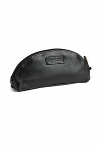 Estuches de lápices de cuero negro con forma redondeada, superficie texturizada y cierre de cremallera. Presenta un parche de marca en la parte delantera.
