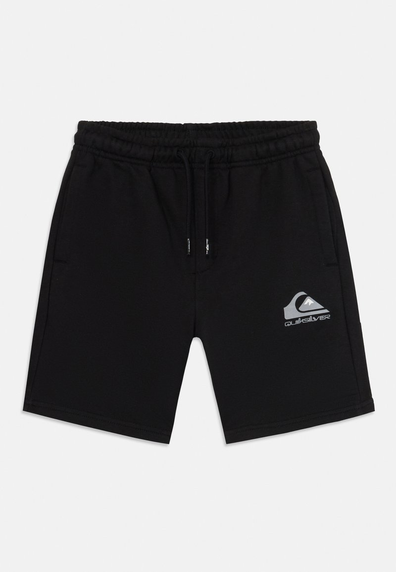 Svarta bomullsshorts med elastisk midja och dragsnöre. Har sidofickor och en grå logotyp som är tydligt synlig på vänster sida.