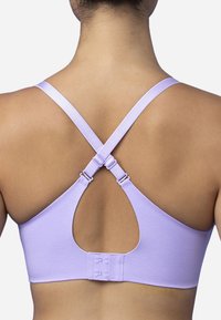 Fioletowy stanik sportowy z krzyżowym tyłem, regulowanymi ramiączkami i zapięciem na haftkę. Gładki materiał i wycięcie na plecach.
