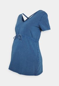 Top de maternidade em denim azul escuro, com decote em V, mangas curtas, cintura com cordão e design de costas cruzadas. Textura suave.