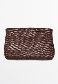 Borsa a tracolla intrecciata marrone con superficie testurizzata. Presenta una forma rettangolare e un design minimalista, evidenziando i dettagli intricati dell'intreccio.
