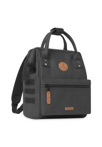 Sac à dos noir en matériau synthétique texturé, avec deux poignées, une bandoulière adjustable, une poche zippée à l'avant et des accents en cuir beige.