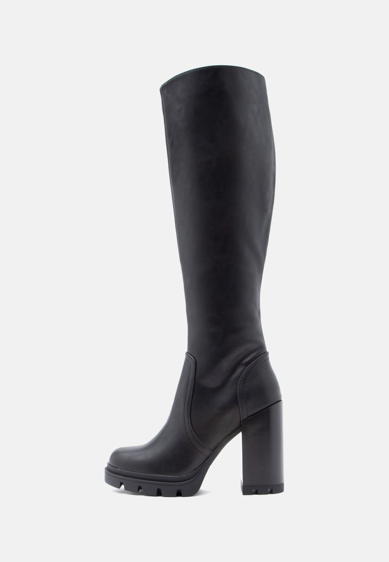 Botte haute en cuir noir avec talon haut épais et semelle crantée, conçue pour la mode féminine et l'hiver.