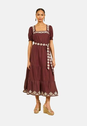 Love & Roses, EMBROIDERED SQUARE NECK BELTED MIDI DRESS - Freizeitkleid - chocolate brown
