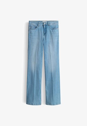 Jean en denim bleu clair à taille haute, avec bouton et fermeture éclair à l'avant, et jambes larges et droites, présenté à plat sur un fond blanc.