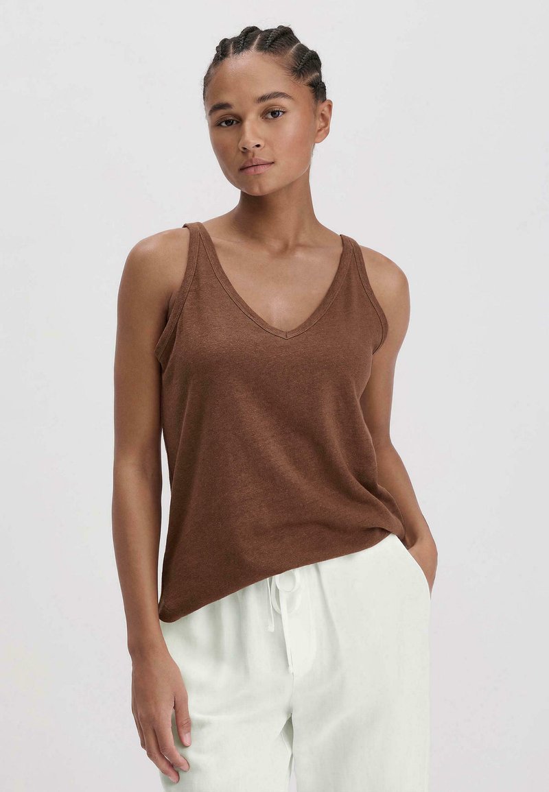 Bruine mouwloze tanktop met een V-hals, gemaakt van zacht materiaal. Heeft een ontspannen pasvorm, subtiele textuur en minimale stikdetails.