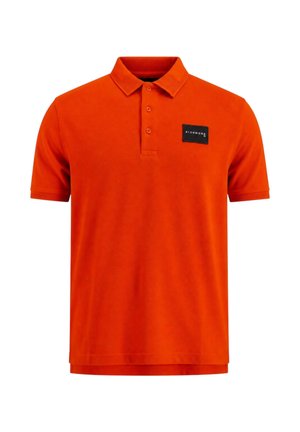 Polo arancione brillante a maniche corte con tre bottoni e una piccola toppa rettangolare nera sul petto sinistro.