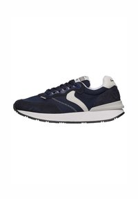 Le scarpe da atletica blu navy presentano una texture in rete e suede, un design a swoosh bianco come accentuazione, suola spessa e un motivo di battistrada nero.