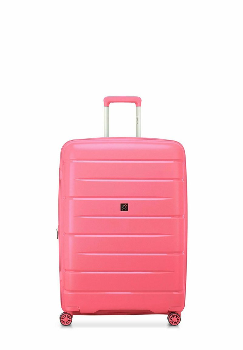 Hartschalenkoffer in Pink mit strukturierten vertikalen Linien, ausziehbarem Griff und vier drehbaren Rädern für Mobilität. Kompakte und robuste Bauweise.