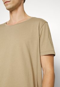Lee SHAPED TEE - T-shirt básica - clay