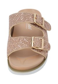 Rosaguld slide-sandal med två texturerade remmar, prydda med rhinstenar. Har guldtonade spännen och en vit sula.