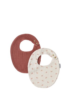 Zwei Baby-Lätzchen, eines in rostfarben mit Struktur und eines weiß mit kleinen Regenbogenmotiven, jeweils mit Druckknopfverschluss.