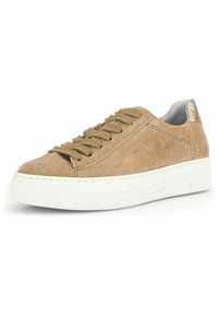 Beige Wildledersneaker mit runder Zehenpartie, Schnürung an der Vorderseite, weißer Gummiplattformsohle und metallisch silbernem Akzent an der Ferse. Texturiertes Oberdesign.