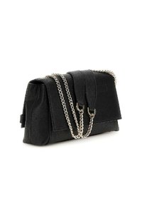 Borsa a tracolla in faux leather nera con chiusura a pattina, dotata di tracolla in catena argentata e superficie testurizzata, forma arrotondata con minimal hardware accent. 