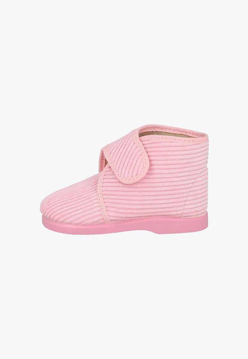 Bota de tela rosa con textura acanalada, correa de Velcro, punta redondeada y suela plana rosa. La altura llega hasta el mediotarso.