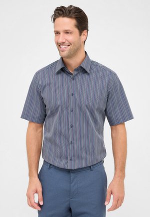 Kurzarm-Hemd mit Knöpfen in Marineblau und mehrfarbigen vertikalen Streifen, weicher Textur, umgelegtem Kragen und blauen Knöpfen.
