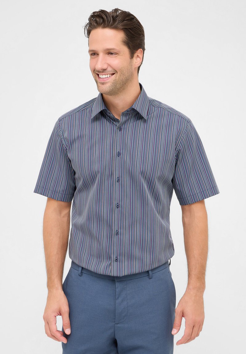 Korte mouwen knoopshirt met marineblauwe en meerkleurige verticale strepen, zachte textuur, gespreide kraag en blauwe knopen.