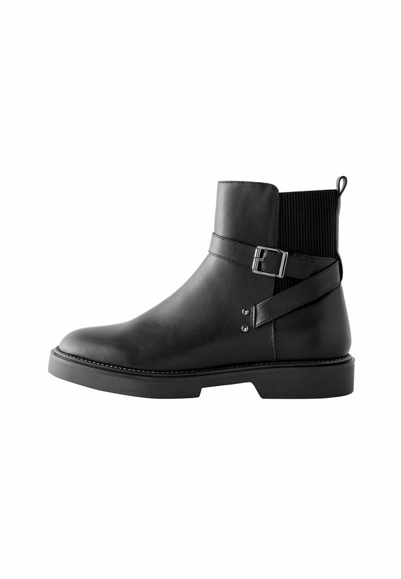 Schwarze Leder-Ankle-Boots mit elastischen Seitenpaneelen, Schnallen-Detail und einem strukturierten Stoffkragen. Flache Sohle mit Nähteinsatz.
