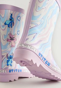 Stivali da pioggia in gomma di colori pastello con un design marmorizzato. Presenta personaggi dei cartoni animati e il testo "ANANGEL STITCH" sulla suola. Suola testurizzata e spessa.