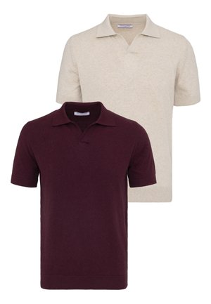 Deux polos en maille à manches courtes, un beige et un bordeaux foncé, avec col ouvert, présentés sur fond blanc.
