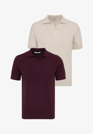Zwei kurzärmelige Strick-Poloshirts, eines beige und eines dunkelburgund, mit offenen Kragen auf weißem Hintergrund gezeigt.