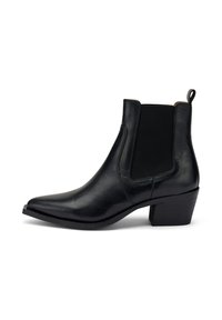 Botín de cuero negro hasta el tobillo con punta afilada, paneles laterales elásticos y un tacón bajo apilado. Textura suave con mínimas decoraciones.