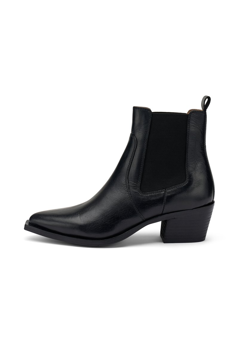 Botín de cuero negro hasta el tobillo con punta afilada, paneles laterales elásticos y un tacón bajo apilado. Textura suave con mínimas decoraciones.