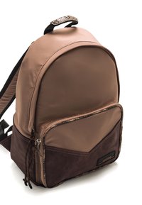 Brauner Rucksack mit glattem Nylon-Obermaterial und strukturiertem dunkelbraunem Lederboden. Verfügt über eine vordere Reißverschlusstasche und dekorative Nähte.