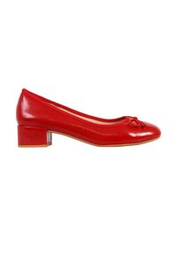 Chaussure pour femme en cuir verni rouge à talon bas, à bout arrondi et petite décoration en forme de nœud sur le dessus.