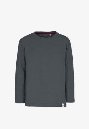 Langærmet grå t-shirt lavet af bomuld, med rund halsudskæring og et lille logo-tag nær sømmen. Blød tekstur, minimalistisk design.