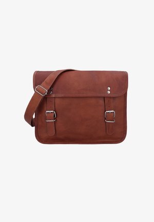 Ruda odinė pašto kišenė su uždengimu, dviem metalinėmis sagtimis, reguliuojamu petiniu dirželiu, lygia tekstūra ir minimalistiniu dizainu.