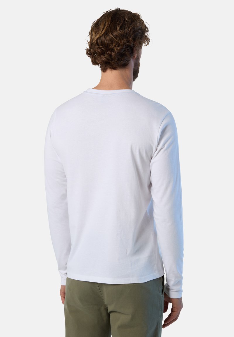 T-shirt bianco a maniche lunghe realizzato in cotone. Presenta un collo tondo e un orlo dritto, senza motivi visibili o grafiche.