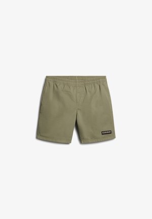 Shorts olive à taille élastique avec poches latérales et une petite étiquette de marque rectangulaire noire et orange sur la partie inférieure de la jambe gauche.