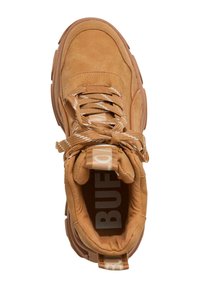 Zapatilla de ante marrón con cuello acolchado, cordones planos y suela de goma. Presenta el logo de BUFFALO en la lengüeta y en la plantilla.