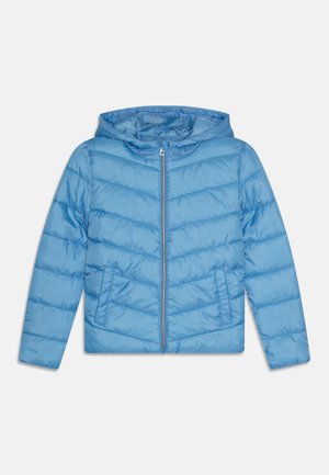 Chaqueta acolchada con capucha de color azul claro, con cremallera frontal y bolsillos laterales, mostrada extendida sobre un fondo blanco.