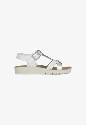 Sandalias blancas con suela de cuña, que presentan una hebilla plateada y tiras entrelazadas. Material sintético suave y plantilla texturizada.