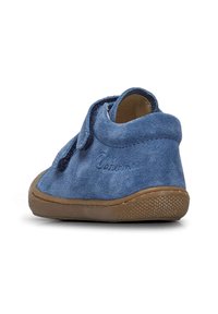 Chaussure chelsea en daim bleu avec un bout renforcé, de forme ronde, semelle en caoutchouc, détails en lacets et logo embossé sur le côté.