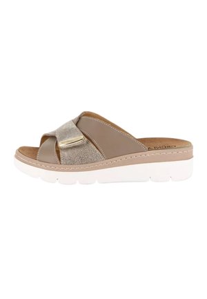 Sandalo slip-on beige in pelle e suede con suola bianca spessa e dettaglio dorato sul cinturino incrociato.