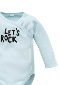 Body a maniche lunghe azzurro chiaro con chiusura a clip. Presenta testo nero: "LET'S ROCK." Realizzato in cotone morbido con una texture liscia.