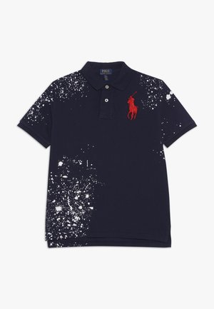Marineblaues Poloshirt mit weißem Farbspritz-Design und rotem, gesticktem Polo-Spieler-Logo auf der linken Brust, kurzen Ärmeln und zwei-Knopf-Leiste.