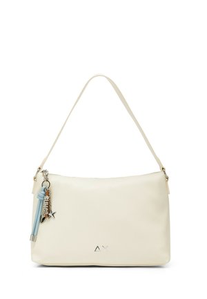 Sac à bandoulière couleur crème avec une fermeture éclair argentée, des porte-clés bleus et argentés, et un petit logo argenté sur le devant.